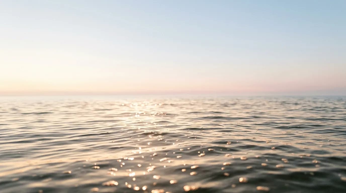 Cortina blanca flotando en una sala luminosa, simbolizando ligereza y celebración de la vida